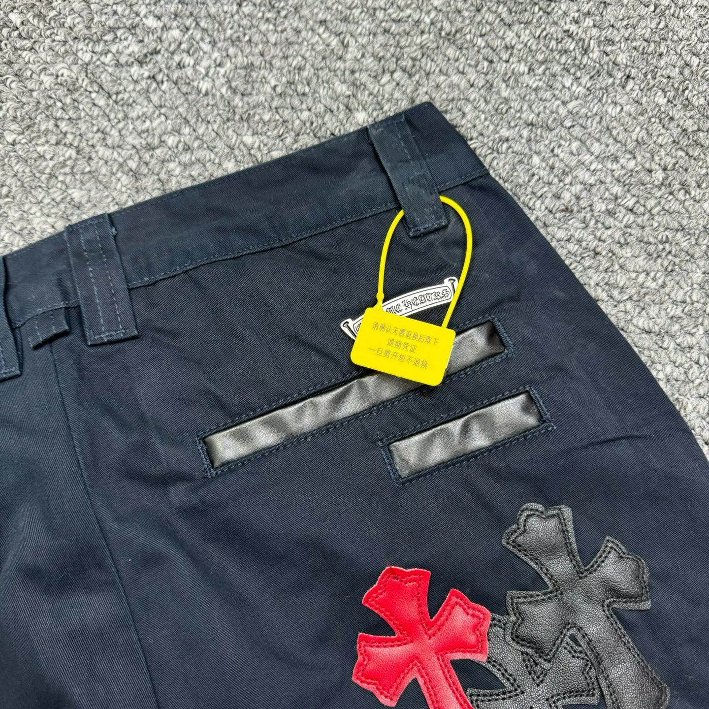 P260 model number: H852 ChromeHearts & ChromeHearts Black Basket Casual Pants Jeans Original hardware accessories washed and other hanging tags, QR code analysis is from the original factory, high degree of restoration, you are welcome to compare with a certain product ~ Three-dimensional version Loose and comfortable, not picky about body shape Make you taller and slimmer Seiko factory Original quality control Same style for men and women Can be matched with couples Versatile recommendation Necessary jeans for all seasons Hipsters have been disappointed From the quality selection of fabrics, the tailoring of details, and the matching of patterns, everything is impeccable! The upper body is so handsome when worn...it can be easily worn by men, women and children! The craftsmanship is made of heavy-duty washed pure cotton denim fabric. After washing, it is soft and thick. It is very stylish when worn on the body. Size: 28, 30, 32, 34, 36 (S-XXL) Color: Navy Blue
